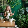 Laur Wawrzyn Szlachetny, mała dziewczynka pielęgnuje rośliny doniczkowe