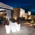 Biała donica podświetlana LED Micante Lidia na tarasie