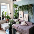 kwietnik metalowy loft przytulny salon z roślinami