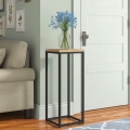 kwietnik metalowy loft z drewnianym blatem w salonie