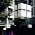 Biała lampa LED wisząca na zewnątrz sześcian kostka Micante mBOX