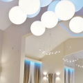 Białe lampy LED wiszące kule białe Micante mBALL na sali, przyjęciu