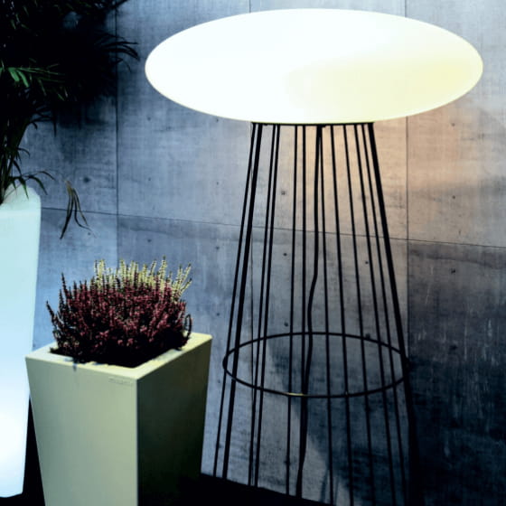 Biała lampa LED stojąca na stelażu z abażurem w kształcie elipsy Micante Ufo