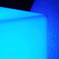 Lampa w kształcie kostki sześcianu Micante mBOX pełniąca rolę stolika pufy - podświetlenie niebieskie