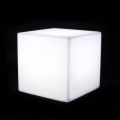 Lampa w kształcie kostki sześcianu Micante mBOX pełniąca rolę stolika pufy