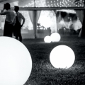 Lampa stojąca LED świecąca kula Micante mBALL na przyjęciu w ogrodzie