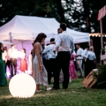 Lampa stojąca LED świecąca kula Micante mBALL w ogrodzie na przyjęciu, evencie