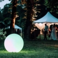 Lampa stojąca LED świecąca kula Micante mBALL na imprezie okolicznościowej w ogrodzie