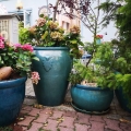 Turkusowa donica z podstawką z ceramiki szkliwionej