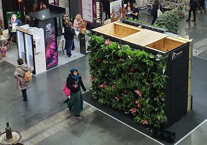 Mobilna zielona ściana jako dekoracja stoiska na targach