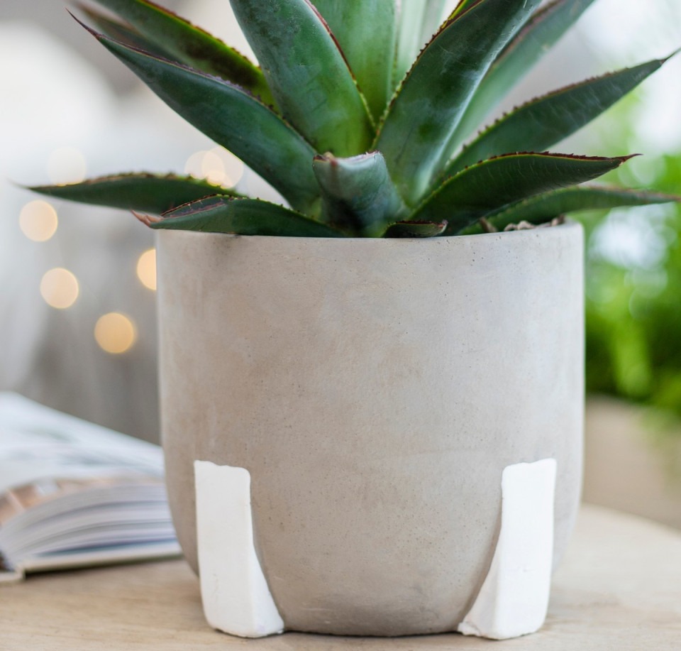Osłonka betonowa BETON na białych nóżkach — 11 cm