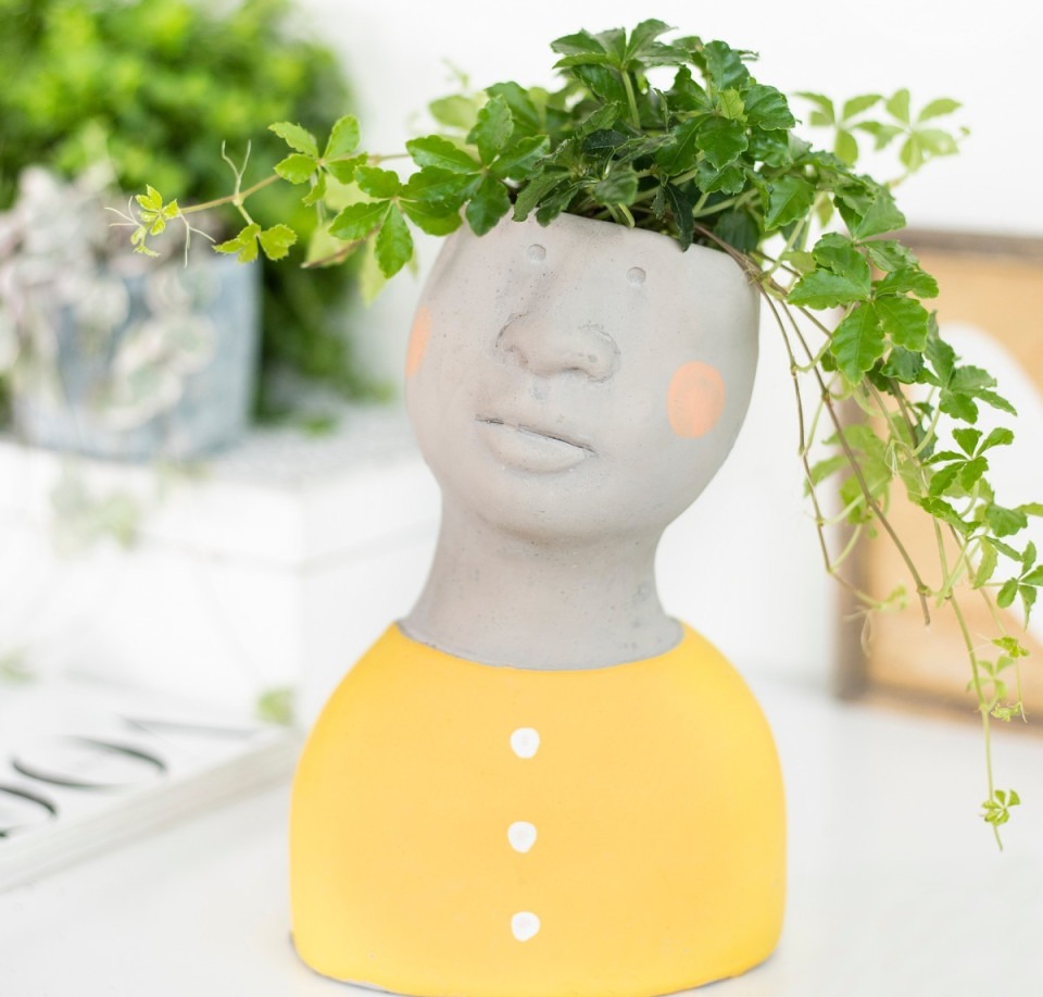 Osłonka betonowa JOHNNY w kształcie głowy — 9 cm / żółty