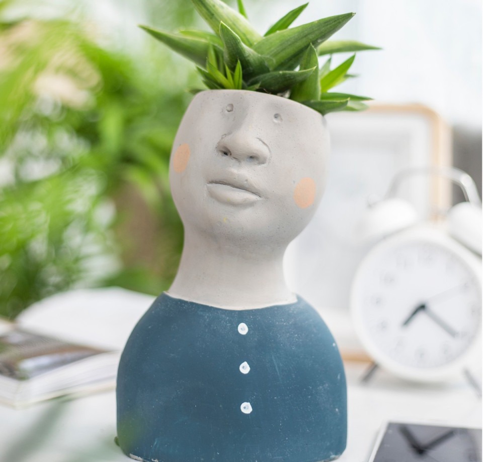 Osłonka betonowa JOHNNY w kształcie głowy — 9 cm / niebieski